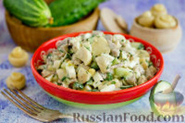 Фото к рецепту: Салат с языком, грибами и огурцами