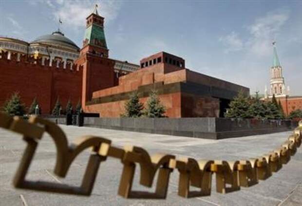 A view of the mausoleum of Soviet state founder Vladimir Lenin in the Red Square, near the Kremlin in central Moscow, May 15, 2013. The mausoleum, which was closed for planned repairs and renovation works at the end of 2012, was reopened on Wednesday. REUTERS/Maxim Shemetov (RUSSIA - Tags: CITYSCAPE POLITICS SOCIETY TRAVEL)