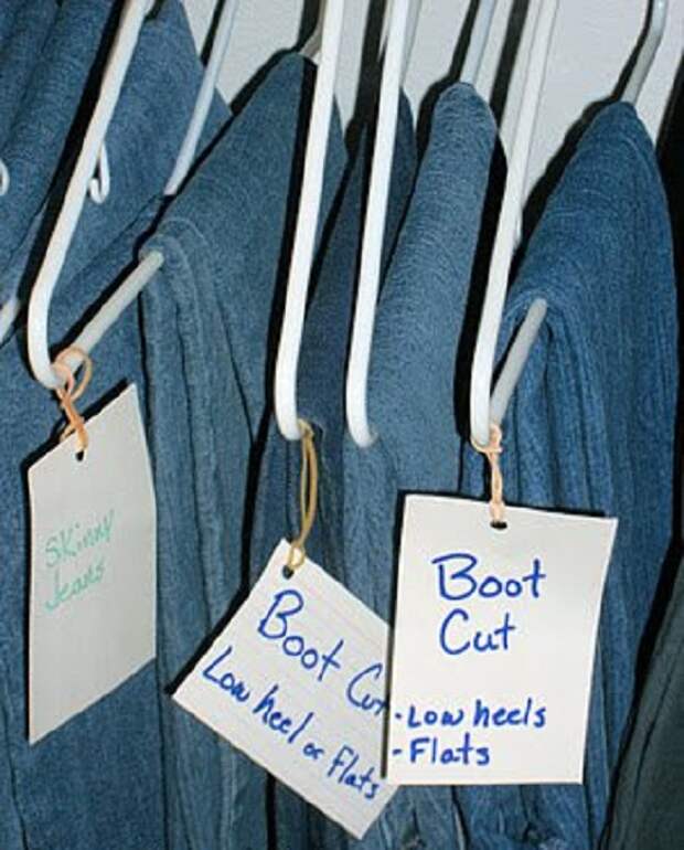 Просто отличный вариант оптимально организовать пространство в шкафу с джинсами, которые обозначены бирками.