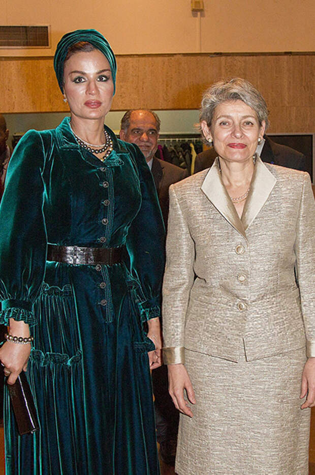 Шейха Моза (платье Chanel, ожерелье Robert Wan) и бывший генеральный директор ЮНЕСКО Ирина Бокова