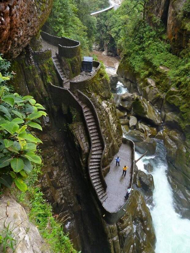 Лестница к водопаду Pailon del Diablo. Баньос, Эквадор.