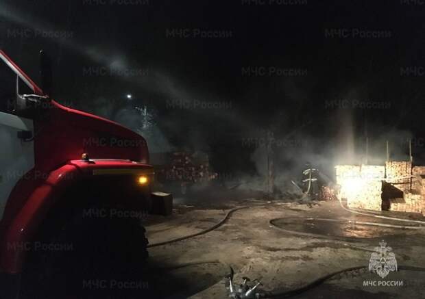 В Ковровском районе случился крупный пожар на территории пилорамы