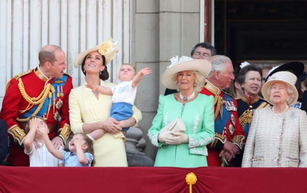 Кейт Миддлтон и принц Луи очаровали зрителей на параде в честь королевы: Фото