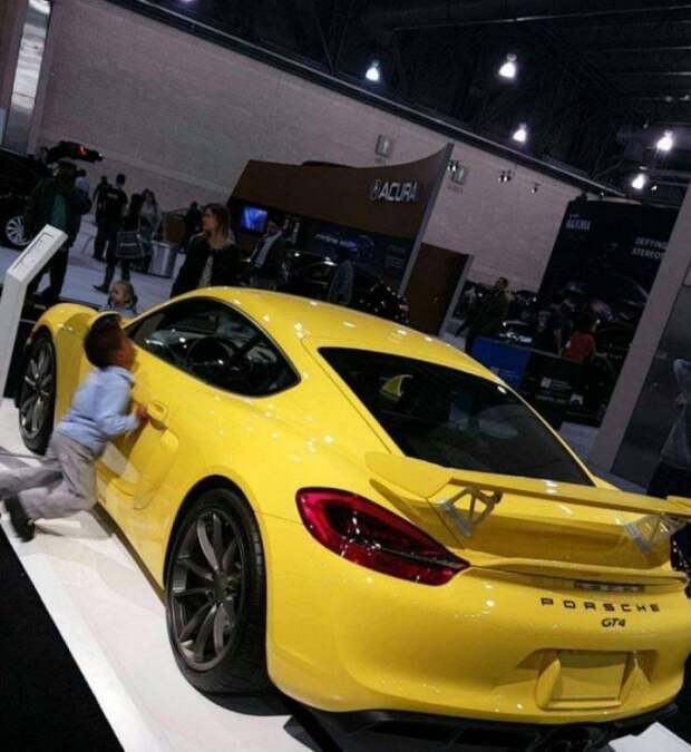 Ребенок и спортивный Porsche