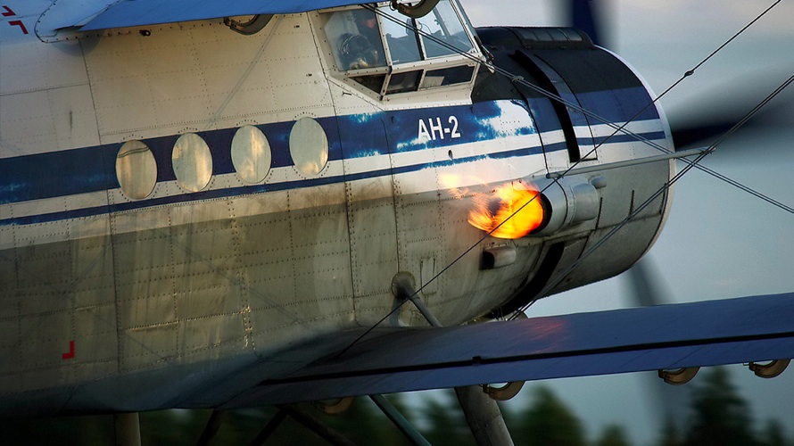 Ан-2 на земле, виден выхлоп двигателя / ©Wikimedia Commons