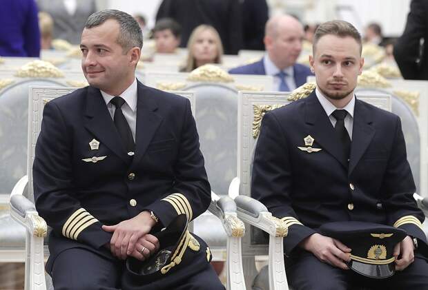 Командир аварийно севшего в Подмосковье Airbus A321 авиакомпании "Уральские авиалинии" Дамир Юсупов и второй пилот Георгий Мурзин перед церемонией вручения государственных наград РФ в Кремле. Фото Михаил Метцель/ТАСС