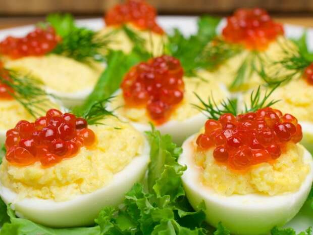 Фаршированные яйца – это одна из самых популярных закусок, которые не теряют своей актуальности по сей день
