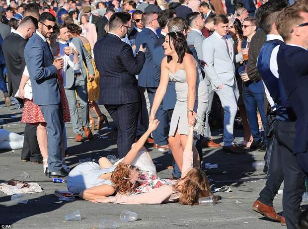 28 феерических фото о том, как прошел День Леди на скачках Grand National в Англии 