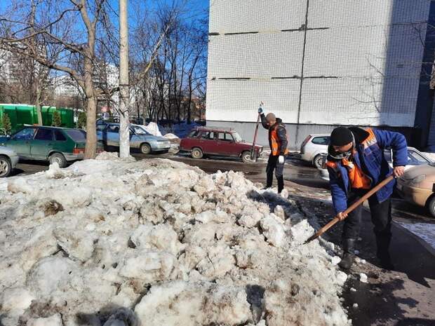 Особое внимание при уборке дворов в Бабушкинском уделили рыхлению снега