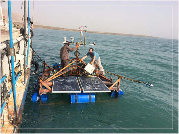 Исследователи из обсерватории Мёртвого моря развёртывают плавучую метеорологическую станцию.