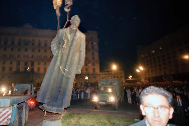 Снос памятника Дзержинскому на Лубянке