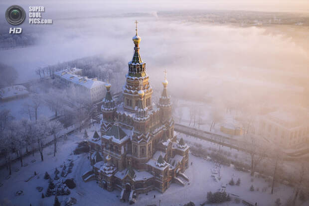 Собор Петра и Павла в зимнем тумане. (Amos Chapple/Rex Features)