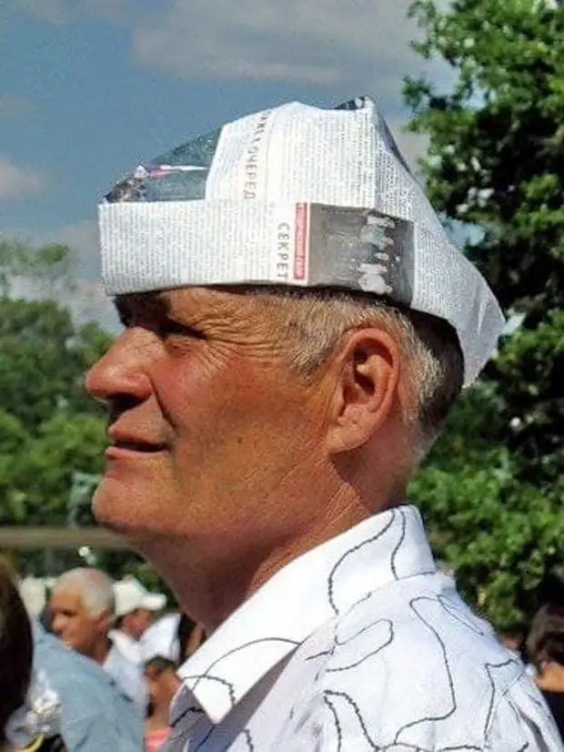 Советская шапка из газеты