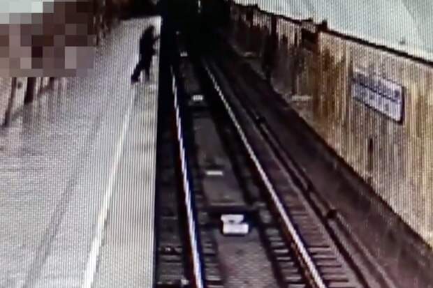 В Москве пьяный пассажир метро спустился на пути прямо перед движущимся поездом