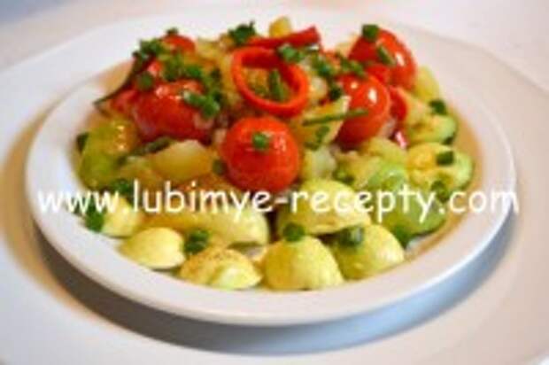 Тёплый овощной салат с авокадо, помидорами, перцем и оливками