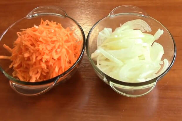 Полукольцами нарезать лук, морковь натереть на крупной тёрке