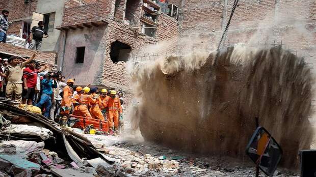 По меньшей мере 11 человек погибли из-за обрушения здания в Индии