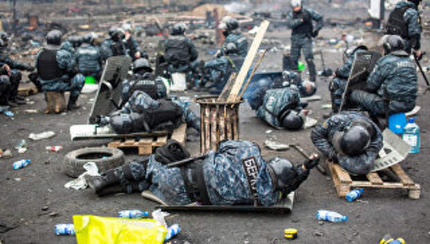 Сотрудники правоохранительных органов на площади Независимости в Киеве. 2014 год. Архивное фото