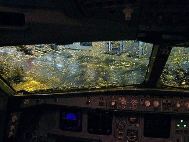 10. Авиалайнер Airbus A330-200 компании Emirates попал под немилость стихии, когда совершал рейс Дубай-Мюнхен авиарейсы, пассажирский самолет получил повреждения, самолеты, фото, экстренная посадка