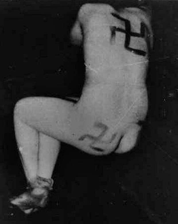 B   Tyskerpige  feltmadras   med hagekors malet paa kroppen  Odense  1945. Лежачие коллаборационистки
