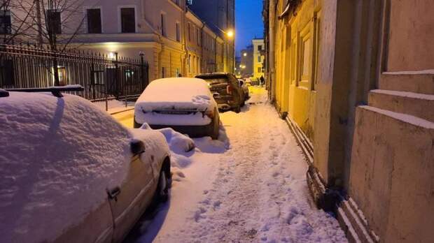 Петербуржцы возмутились отказом Смольного отменять плату за заснеженные парковки