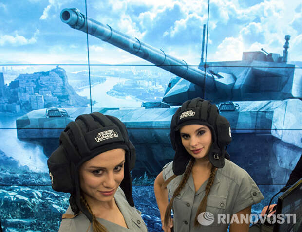 Девушки в шлемофонах у стенда Проект Армата на выставке первого российского форума Интернет Экономика
