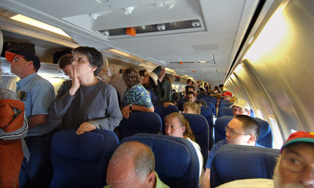 Посадка пассажиров в салон самолета. | Фото: cs12.pikabu.ru.