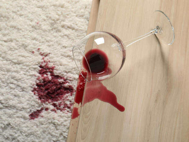 Как удалить красное вино с ковра — лайфхак, который вас поразит