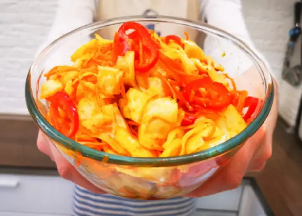 Приготовила вкусную капусту «по-корейски», даже на рынке у корейцев такую не купить: съели уже вторую кастрюлю и буду делать еще