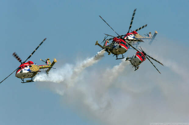 Пилотажная группа SARANG на вертолётах HAL Dhruv.