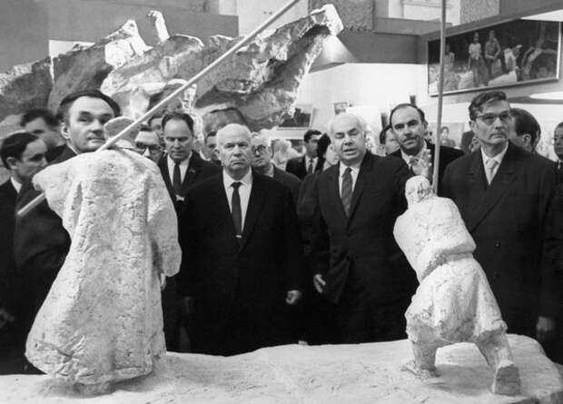 Художник Леонид Рабичев вспоминал, что секретарь ЦК КПСС Михаил Суслов (крайний слева) кричал в адрес участников выставки: "Задушить их!" © Василий Егоров/ТАСС