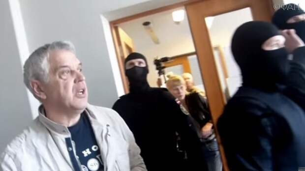 Правительство Латвии — на помойку! Русский марш по центру Риги Доктор экономических наук Александр Гапоненко в суде Видземского предместья Риги, определившего его в тюрьму. 21 апреля 2018 года