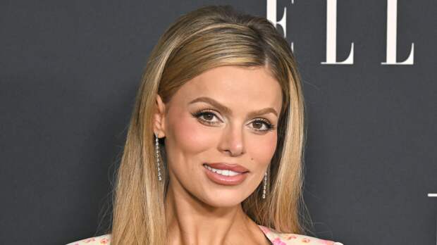 Известная модель в кожаном ремне вместо топа прогулялась по заснеженной улице