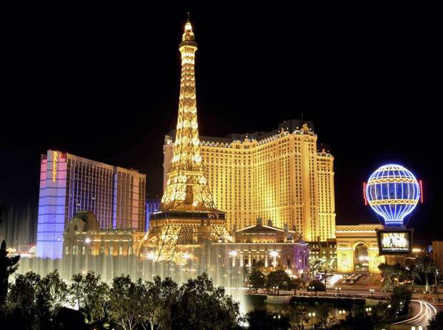 ss-090408-las-vegas-01ss_full 1) Музыкальные фонтаны Bellagio развлекает посетителей в темное время суток. На фоне видны отели «Баллис Лас Вегас» (Bally's Las Vegas), слева, и «Париж Лас-Вегас» (Paris Las Vegas), перед которым установлена копия Эйфелевой башни. Ежегодно Лас-Вегас посещают более 37,5 миллионов людей. (Ethan Miller/Getty Images)
