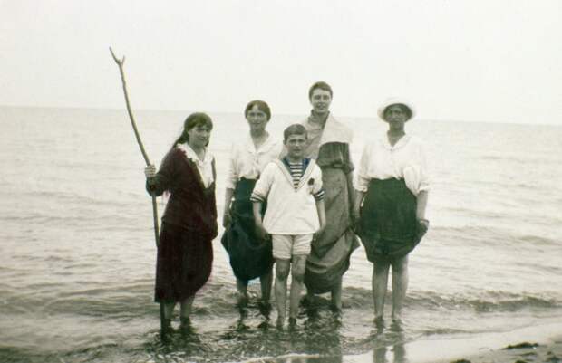 Unique Romanov Family Pictures Coloured By Tsar's Daughters