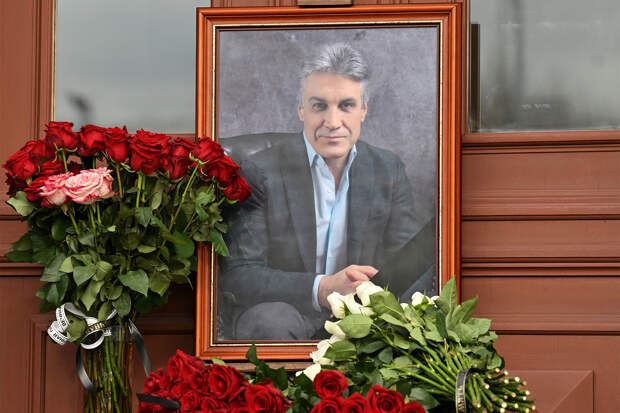 Путин прислал венок на прощание с телеведущим Пимановым