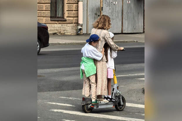 В Петербурге женщину оштрафовали за поездку на электросамокате с двумя детьми