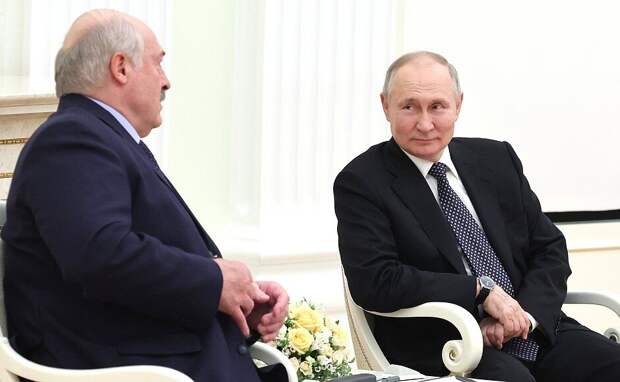 Владимир Путин прилетел в Минск вечером 23 мая. В программе - двухдневные переговоры. Само по себе уже вызывает вопросы. Ведь итак встречаются с Лукашенко регулярно.