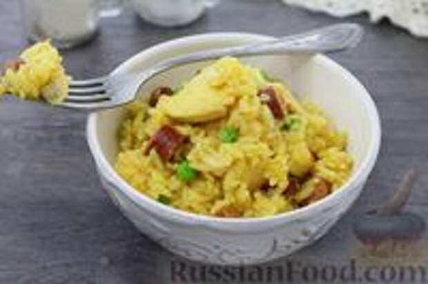 Фото к рецепту: Рис с курицей, колбасками и зелёным горошком (на сковороде)