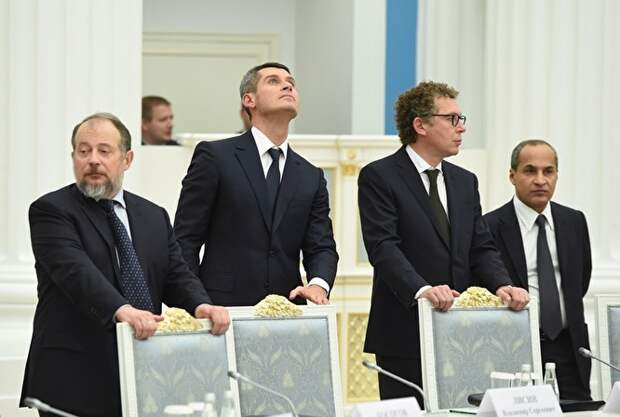 Зиявудин Магомедов (второй слева) на встрече Владимира Путина с бизнесменами в Кремле