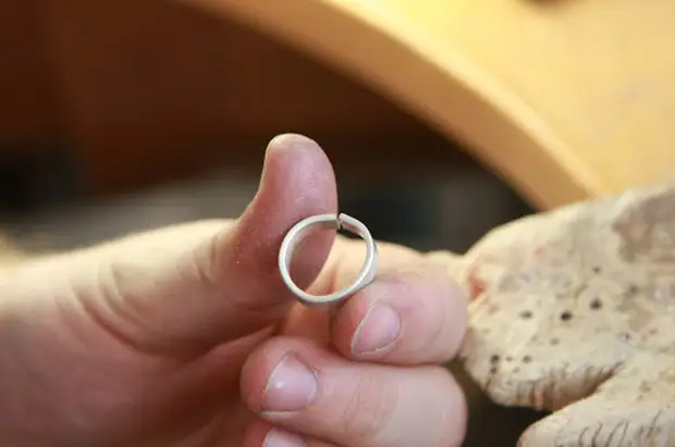 Разбитые кольца. Шлифовка ювелирных изделий. Разрез серебряного кольца. Можно ли сломать кольцо. Брошенное кольцо обручальное.