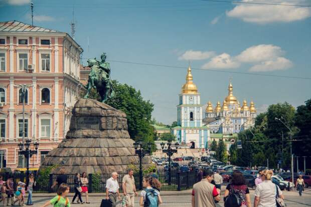 Вид с Софийской площади на Михайловский собор