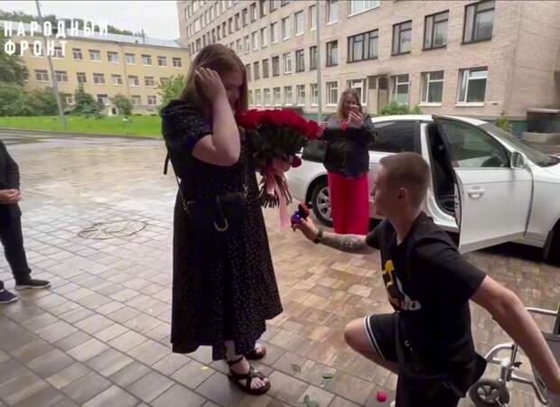 Участник СВО сделал предложение возлюбленной в петербургском госпитале
