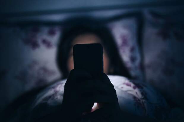 Можно ли оставлять телефон на кровати во время сна?