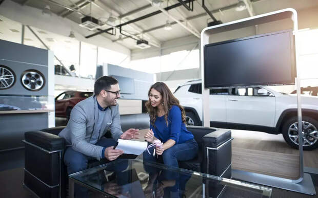 Россияне начали массово скупать автомобили: что происходит на рынке?