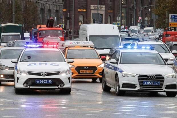 Мигрантам запретили работать в такси Петербурга