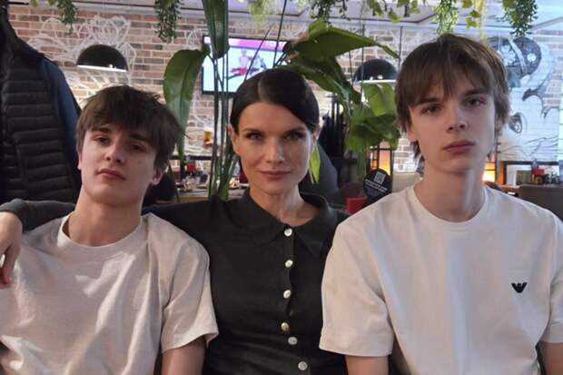 Актриса Анна Азарова поделилась редкими кадрами с сыновьями-близнецами