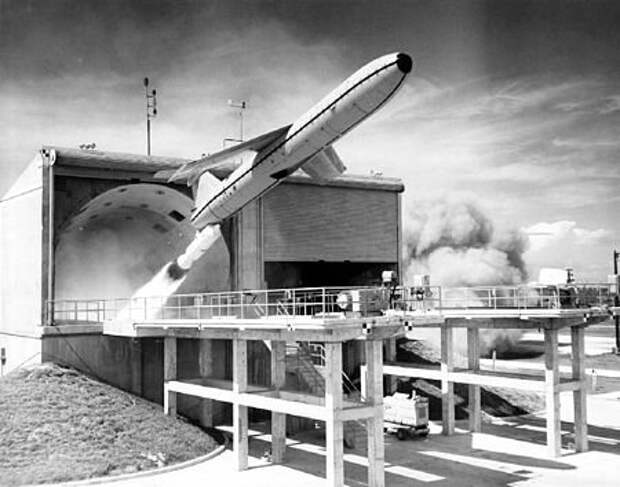 Испытательный пуск крылатой ракеты CGM-13 ОТРК TM-76B. Мыс Канаверал. США / Фото датировано ориентировочно 1956 г.