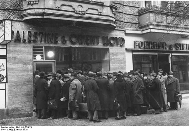17. Евреи стоят в очереди к туристическому агентству в надежде уехать из Германии, Берлин, январь 1939 г. германия, история, фото