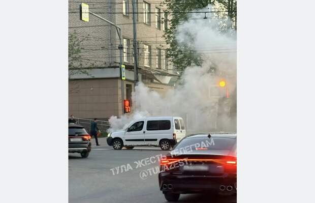 На улице Болдина в Туле загорелся автомобиль